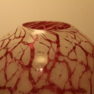 Vase boule blanc fuschia