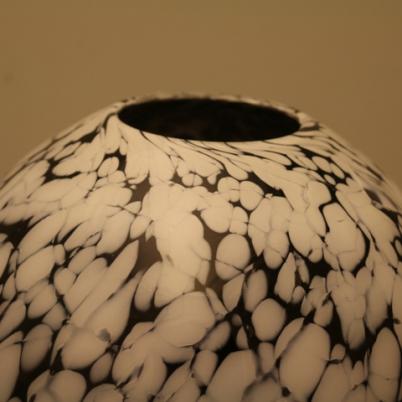 Vase boule noir et blanc