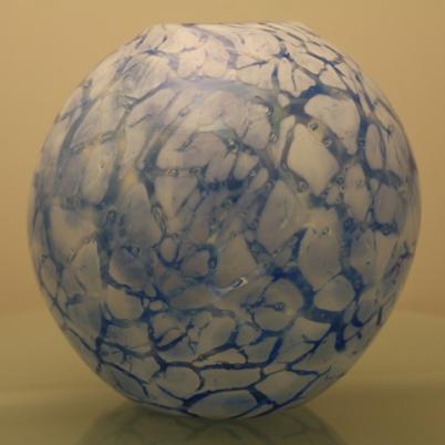 Vase boule blanc-bleu