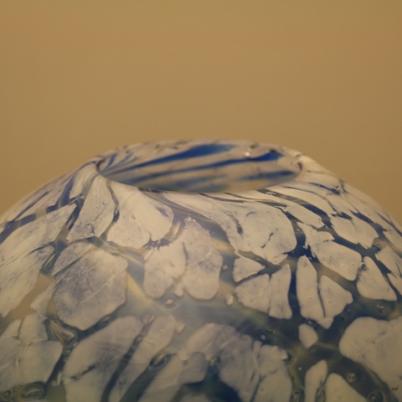 Vase boule blanc-bleu