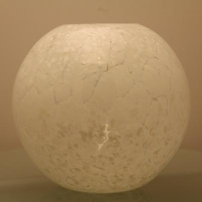 Vase boule blanc transparent